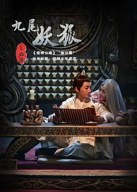 《秋日天空》剧照：三个人站在旧教学楼天台边缘，天空占画面上方三分之二